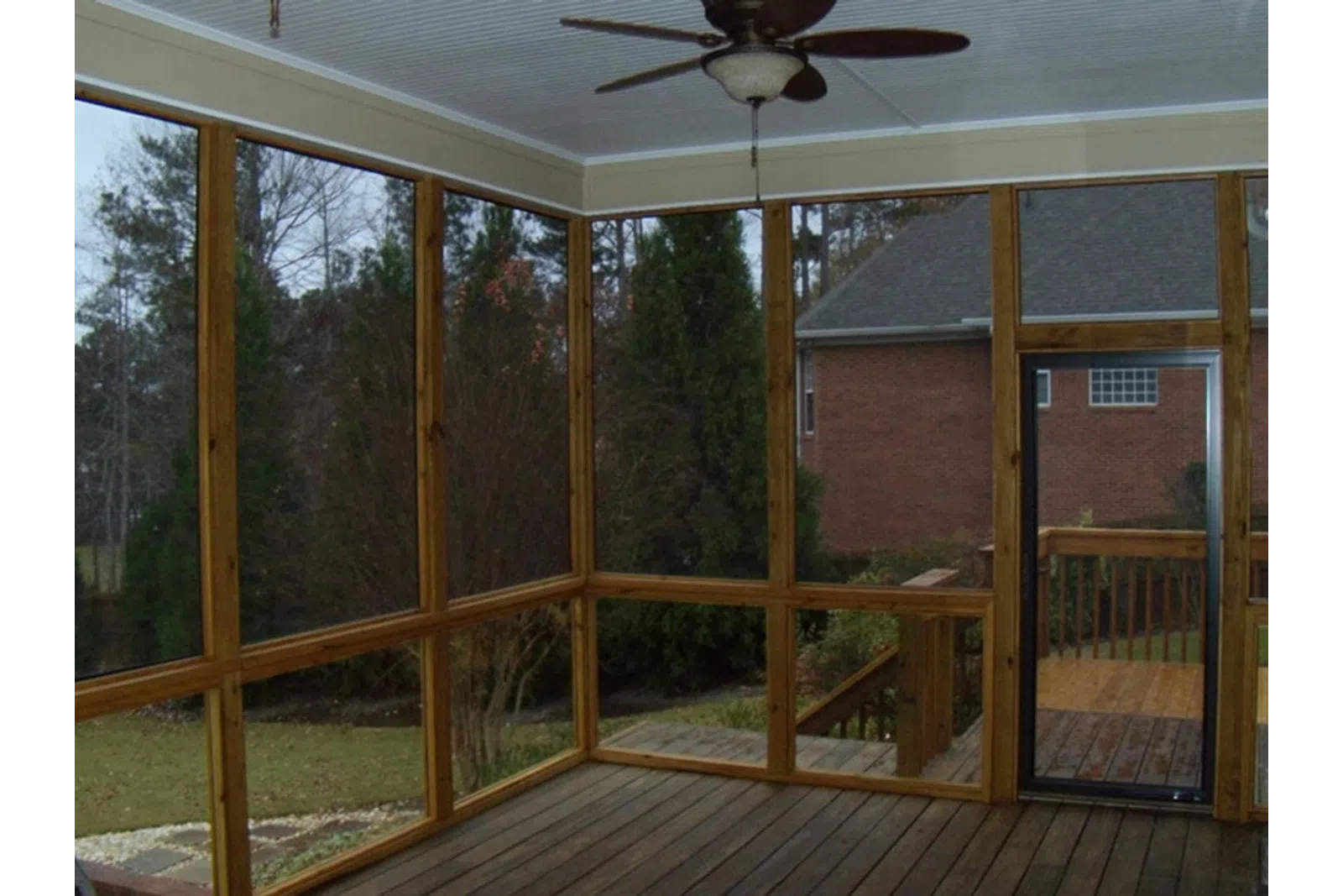 a room with windows and a ceiling fan