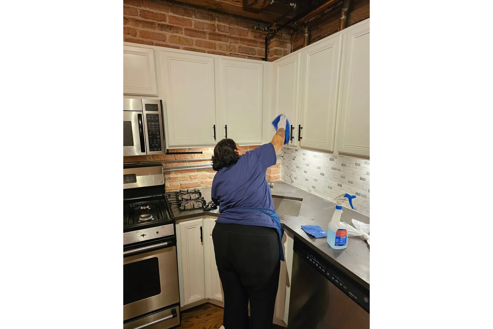 MaidPro Chicago Downtown house cleaning professional cleaning a kitchen 