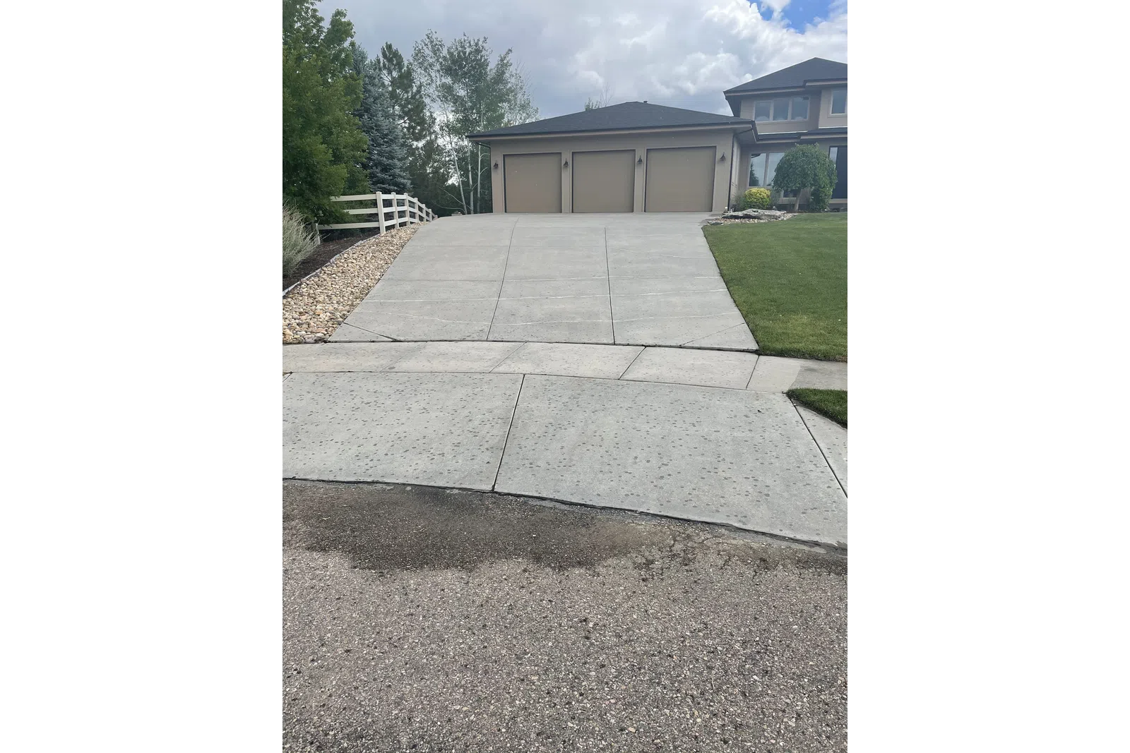 a driveway leading to a house
