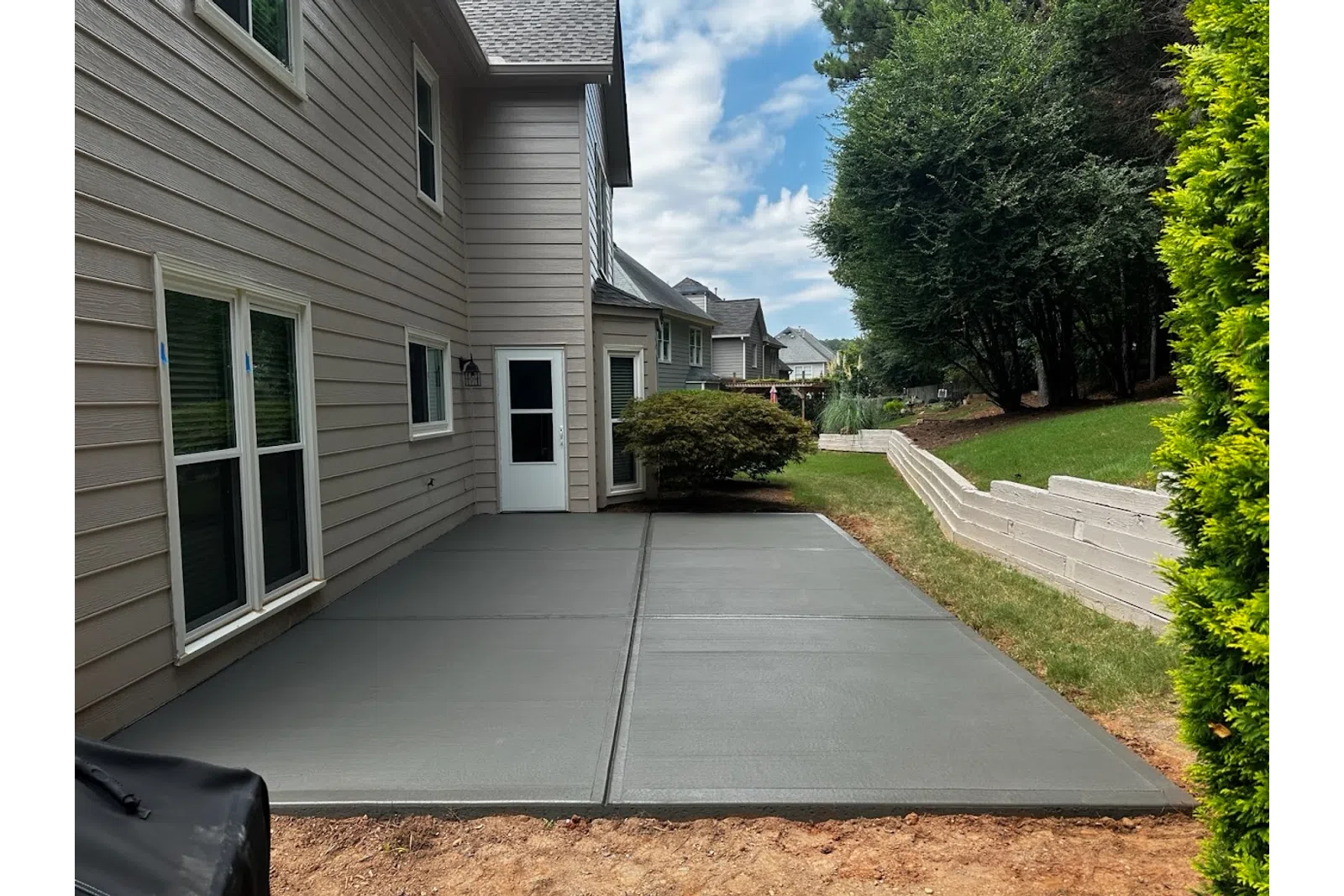 a driveway leading to a house