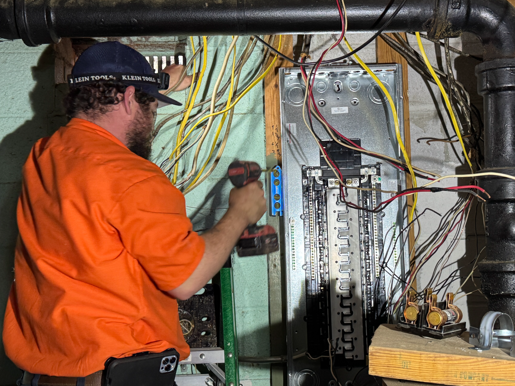 Estes Electrician near you changing the electrical panel