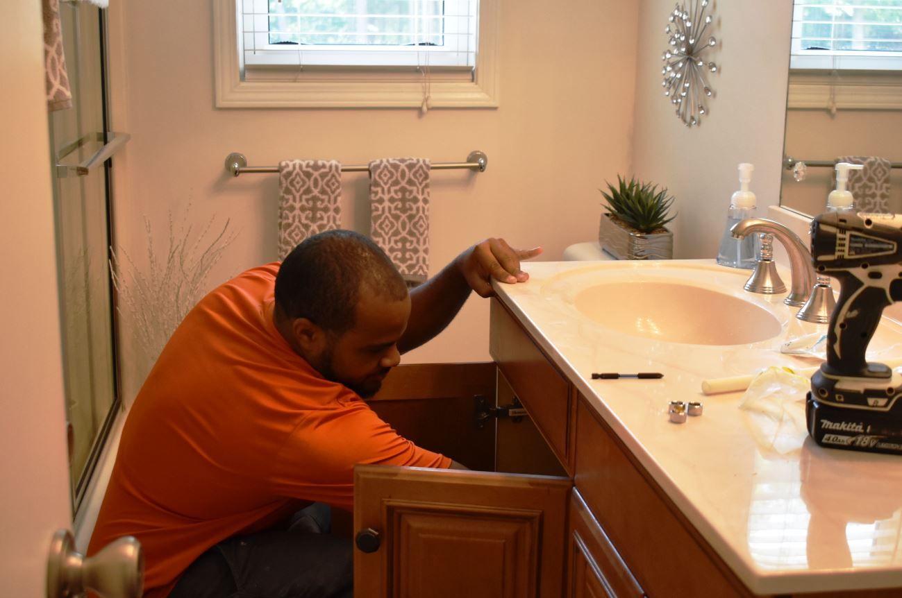 Estes Plumber checking on drain clogs