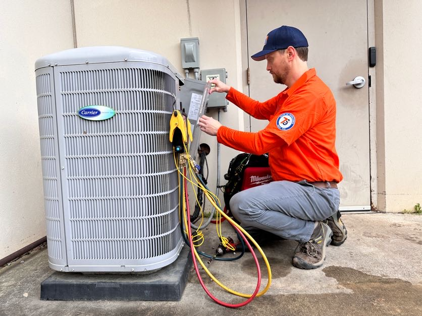 Estes Services Technician working on a outdoor unit