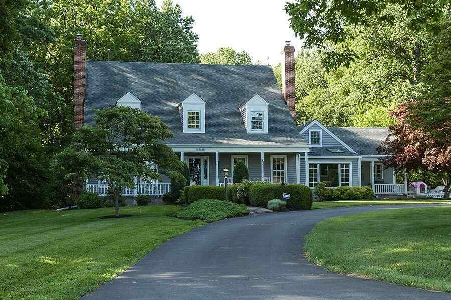 How to Choose the Best Siding Styles & Colors for a Colonial Home