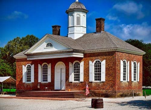 a brick courthouse