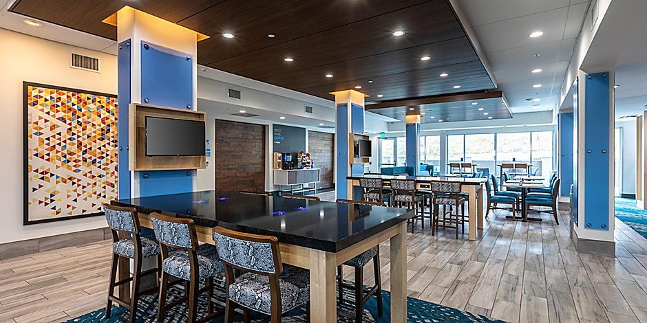 Holiday Inn Express Custom Ceiling and Wall Millwork