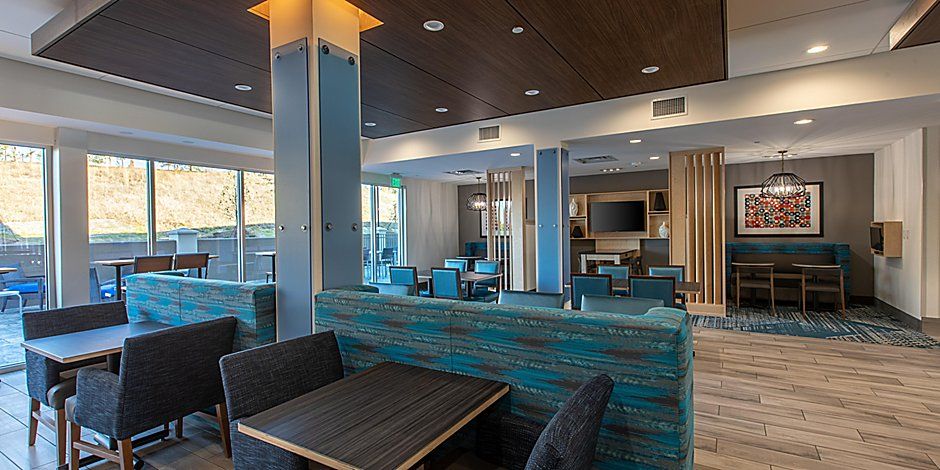 Holiday Inn Express Custom Ceiling Lobby Millwork