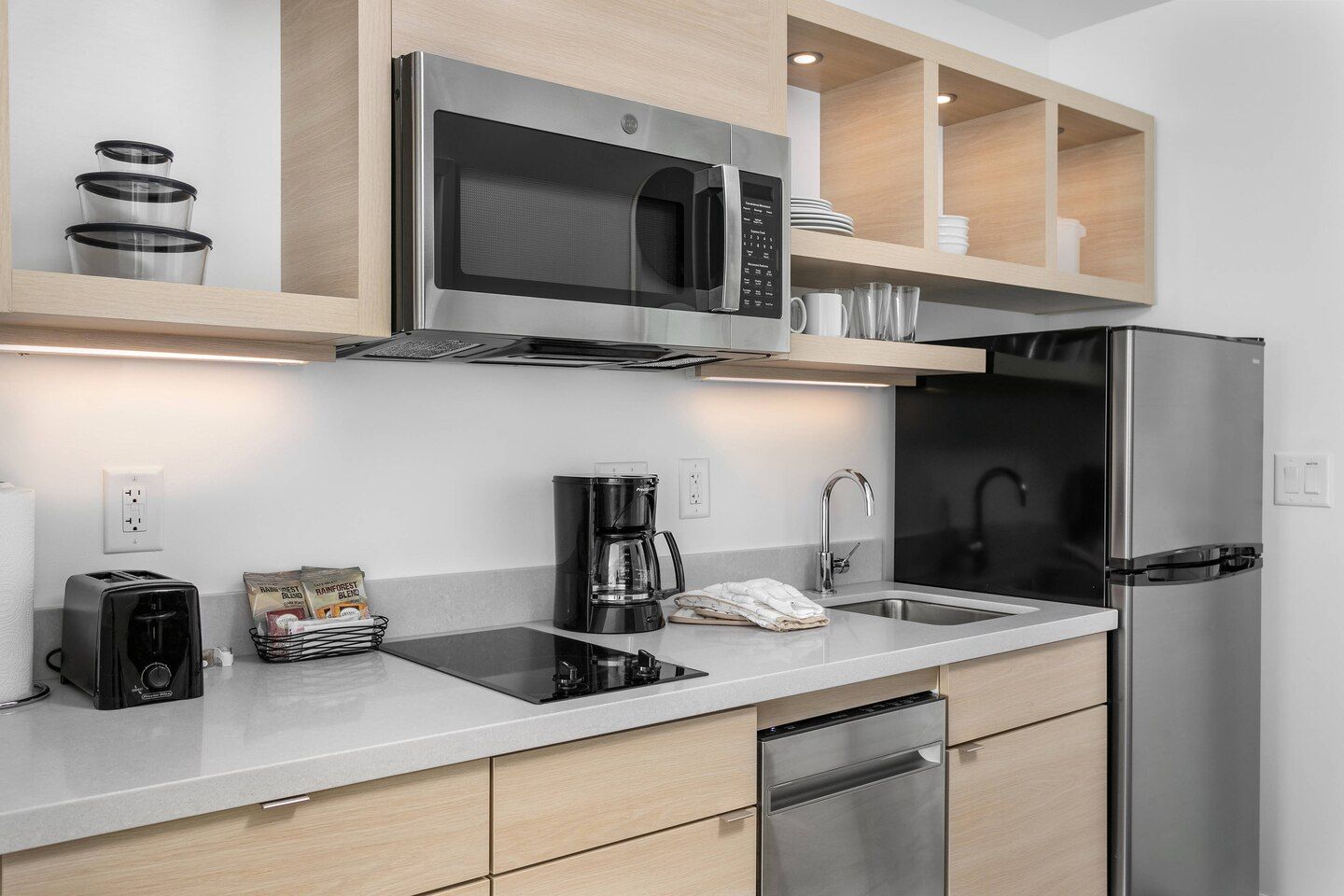 TownePlace Suites Guestroom Kitchen Cabinets & Quartz Countertops