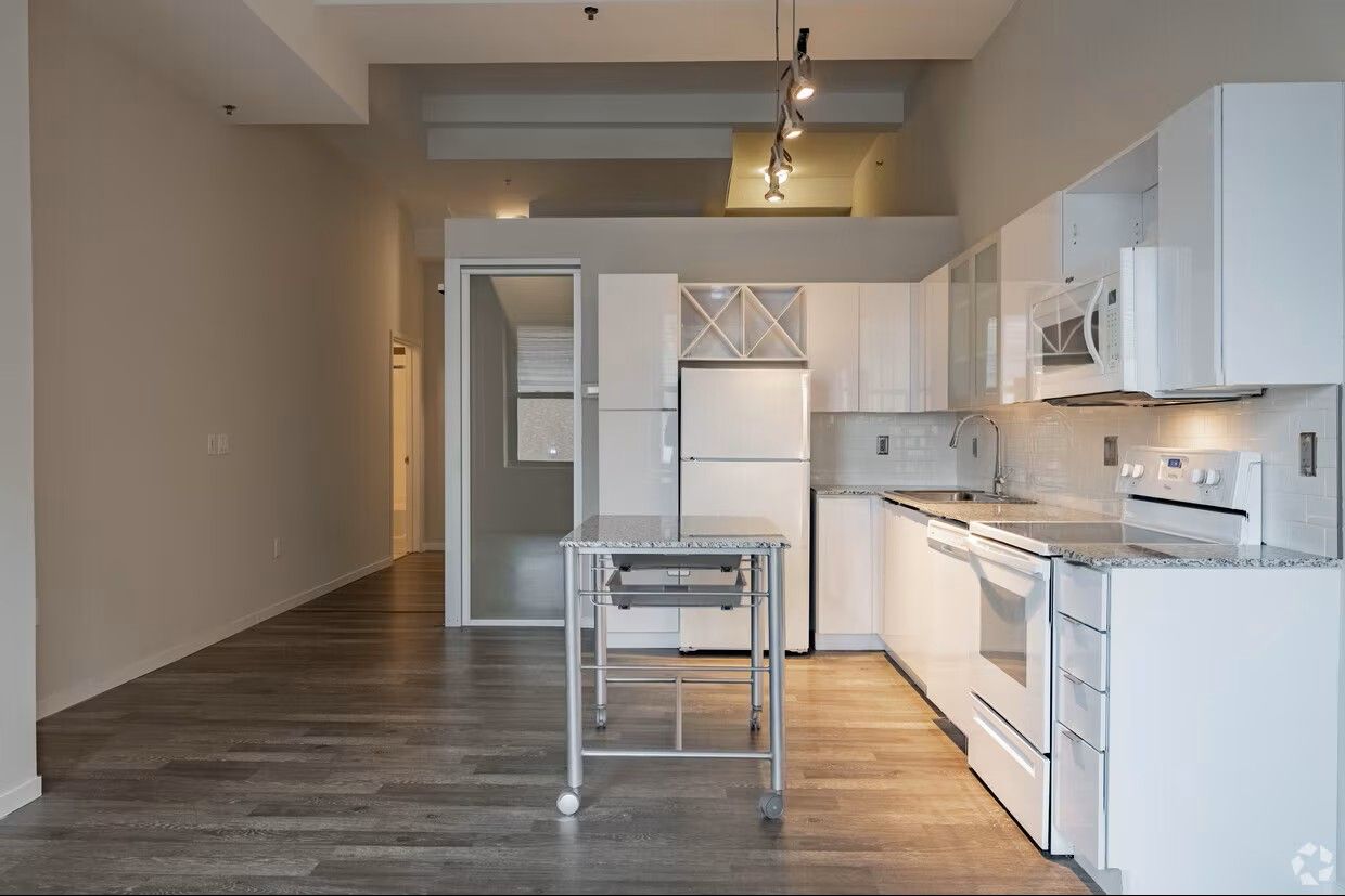 Parisian on Vine Custom Countertops in Kitchen