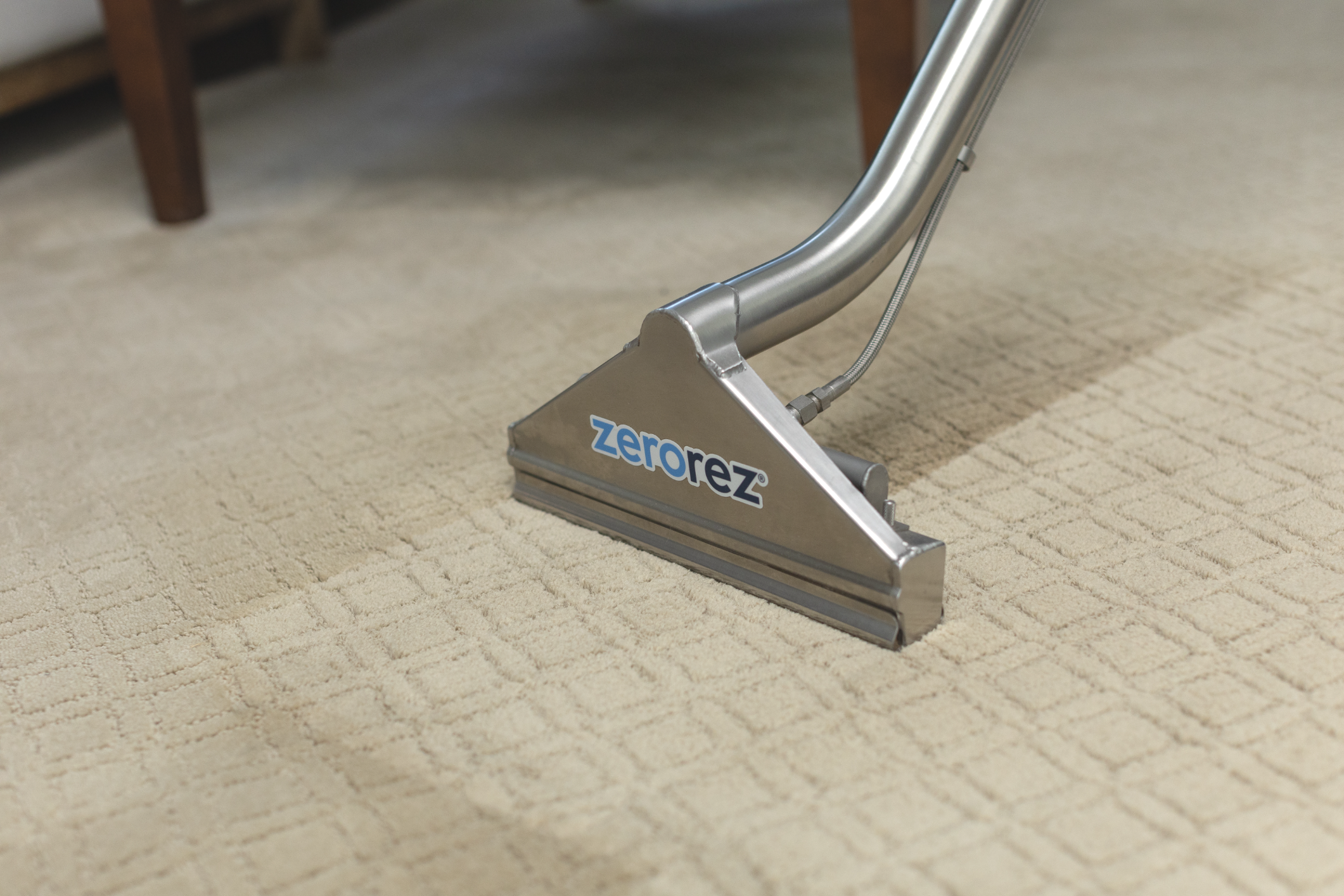 close up on Zerorez Zr Wand pulling dirt and dust mites out of a light tan textured carpet