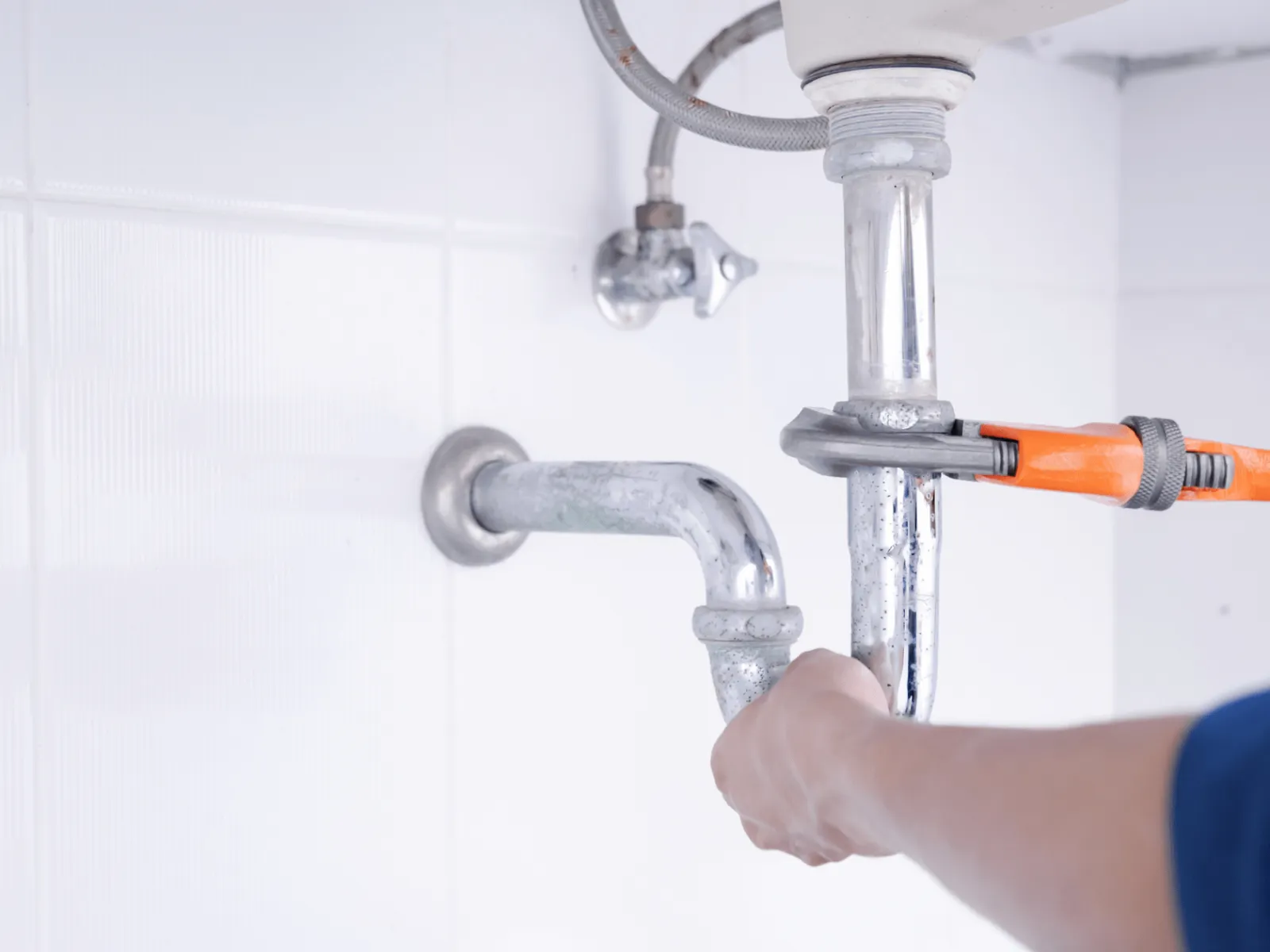 a plumber cleaning a drain in Acworth, GA