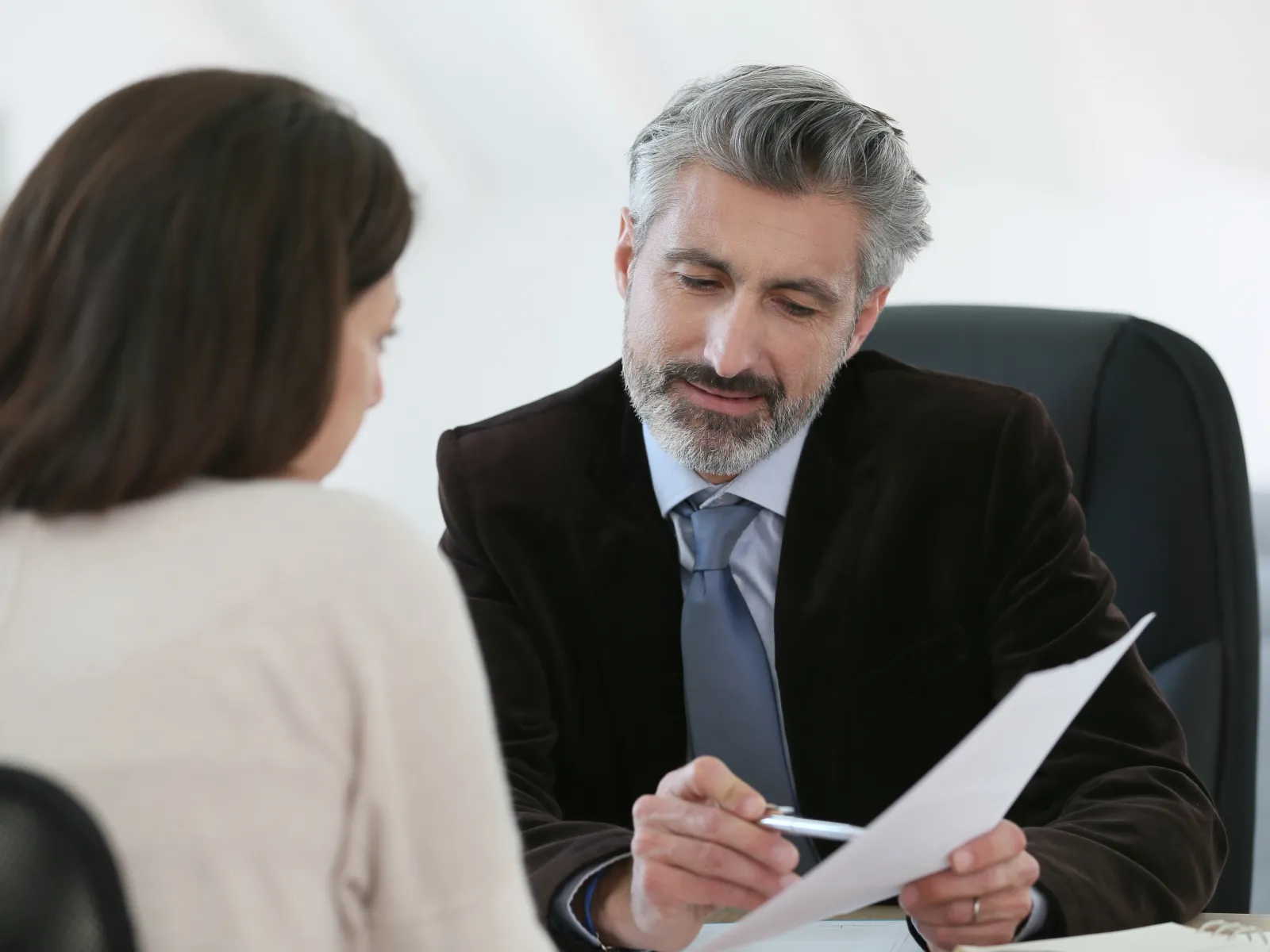 A lawyer presenting strategies for dealing with a narcissist in divorce.