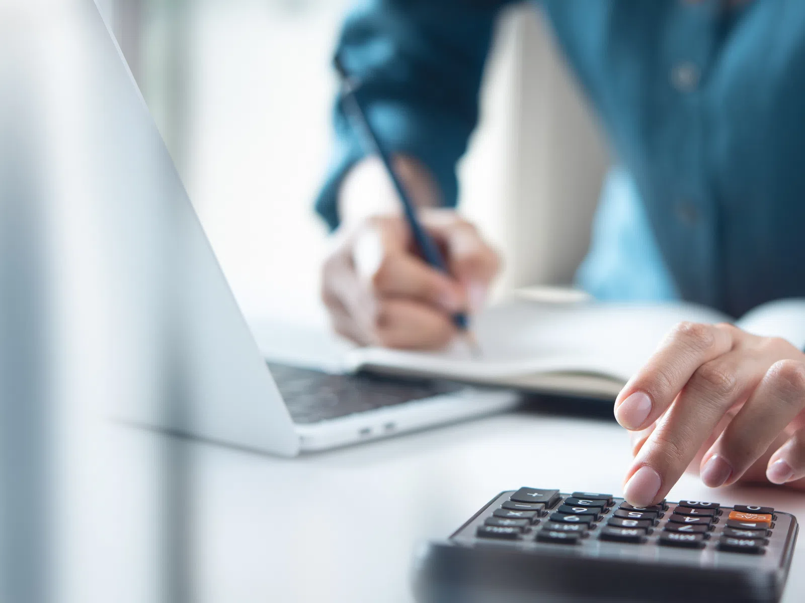 Calculating the costs of divorce and looking up Meriwether & Tharp divorce services on his laptop.