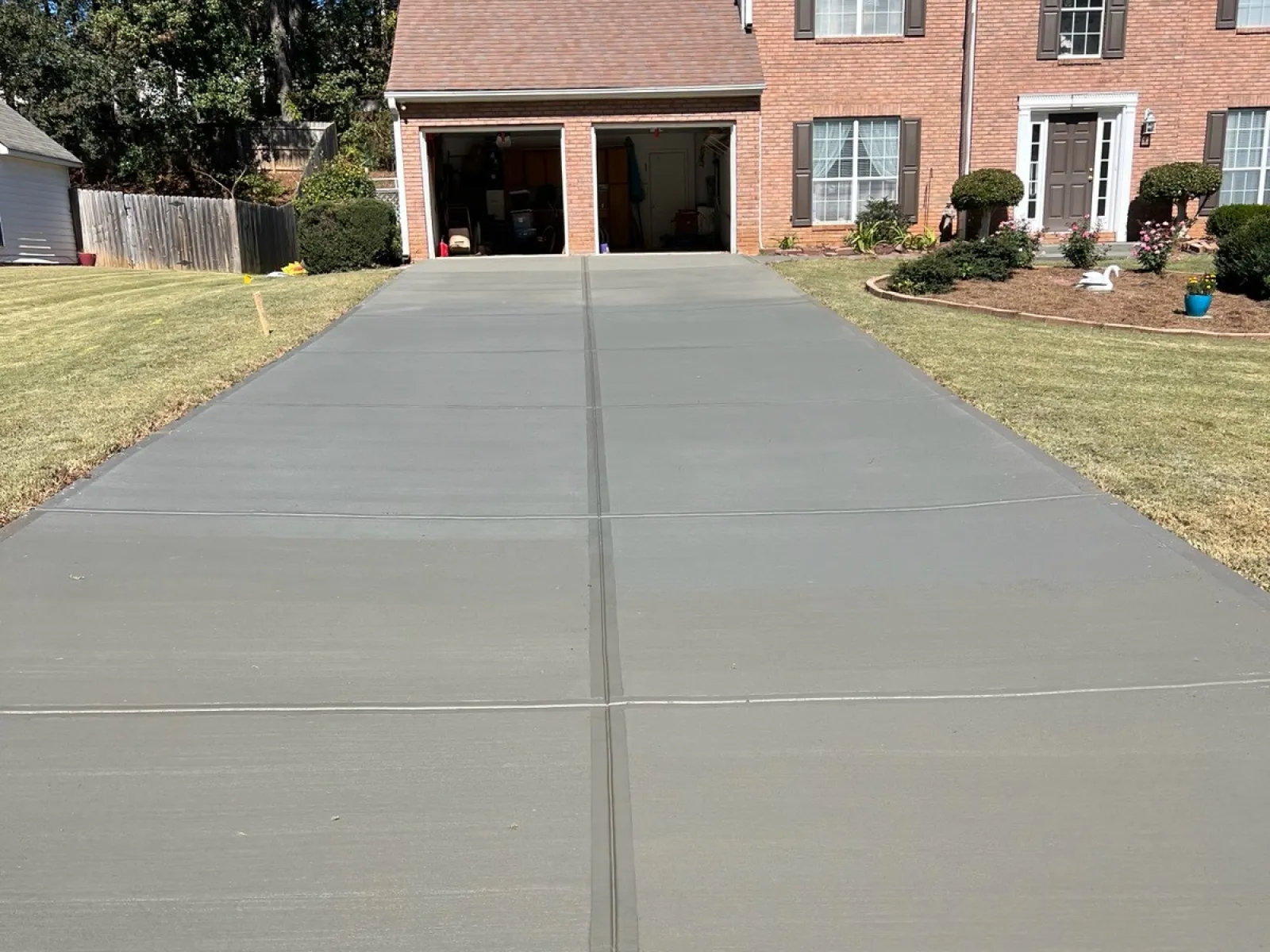 a driveway leading to a house