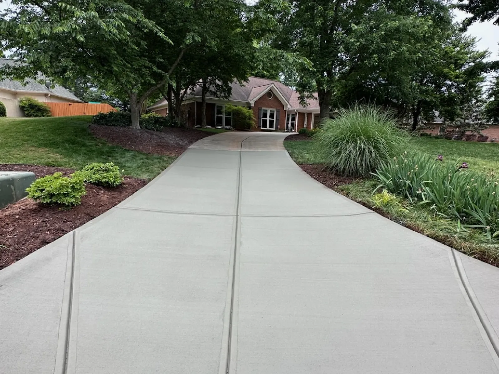 a driveway leading to a house