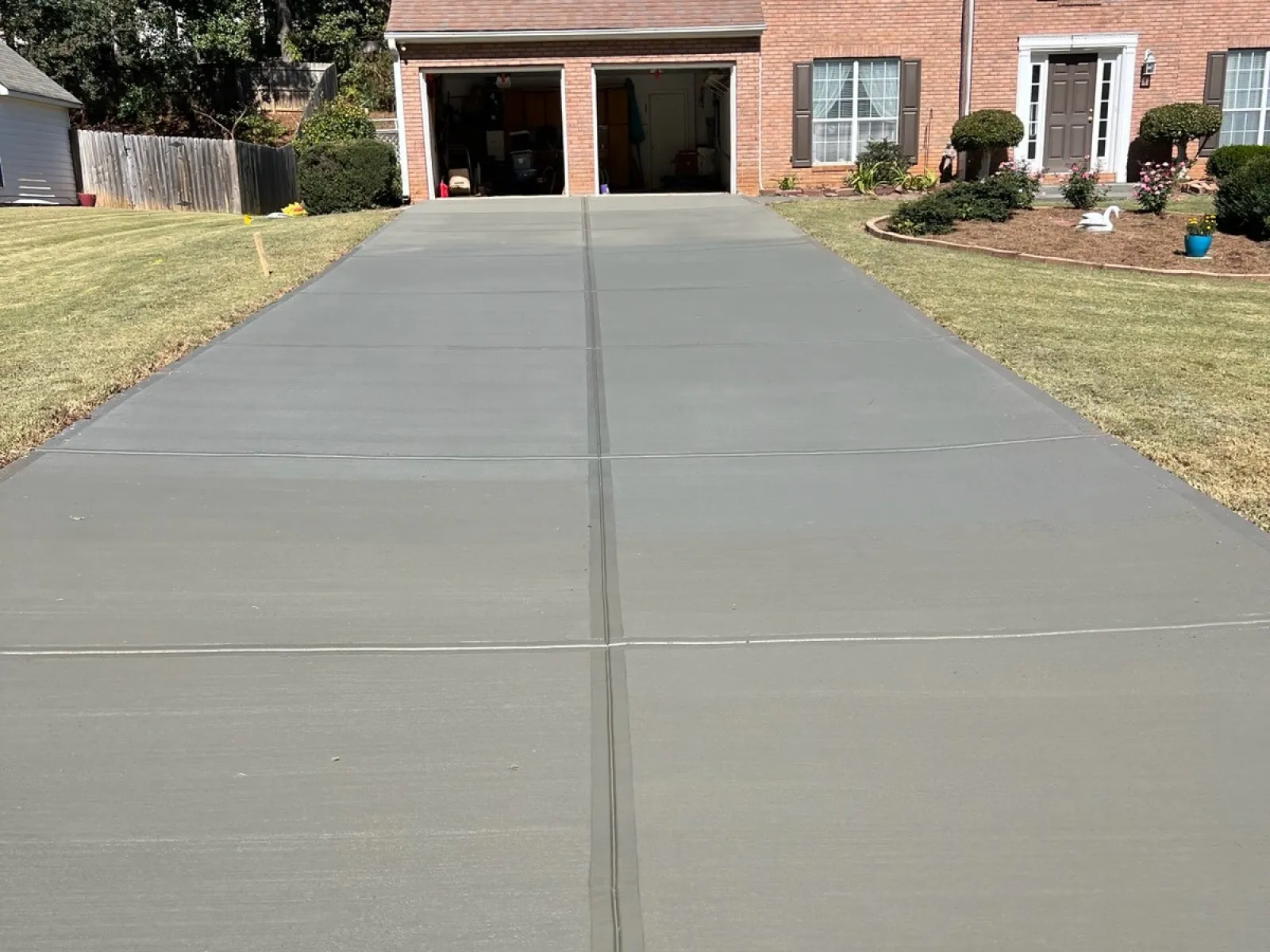 a driveway leading to a house