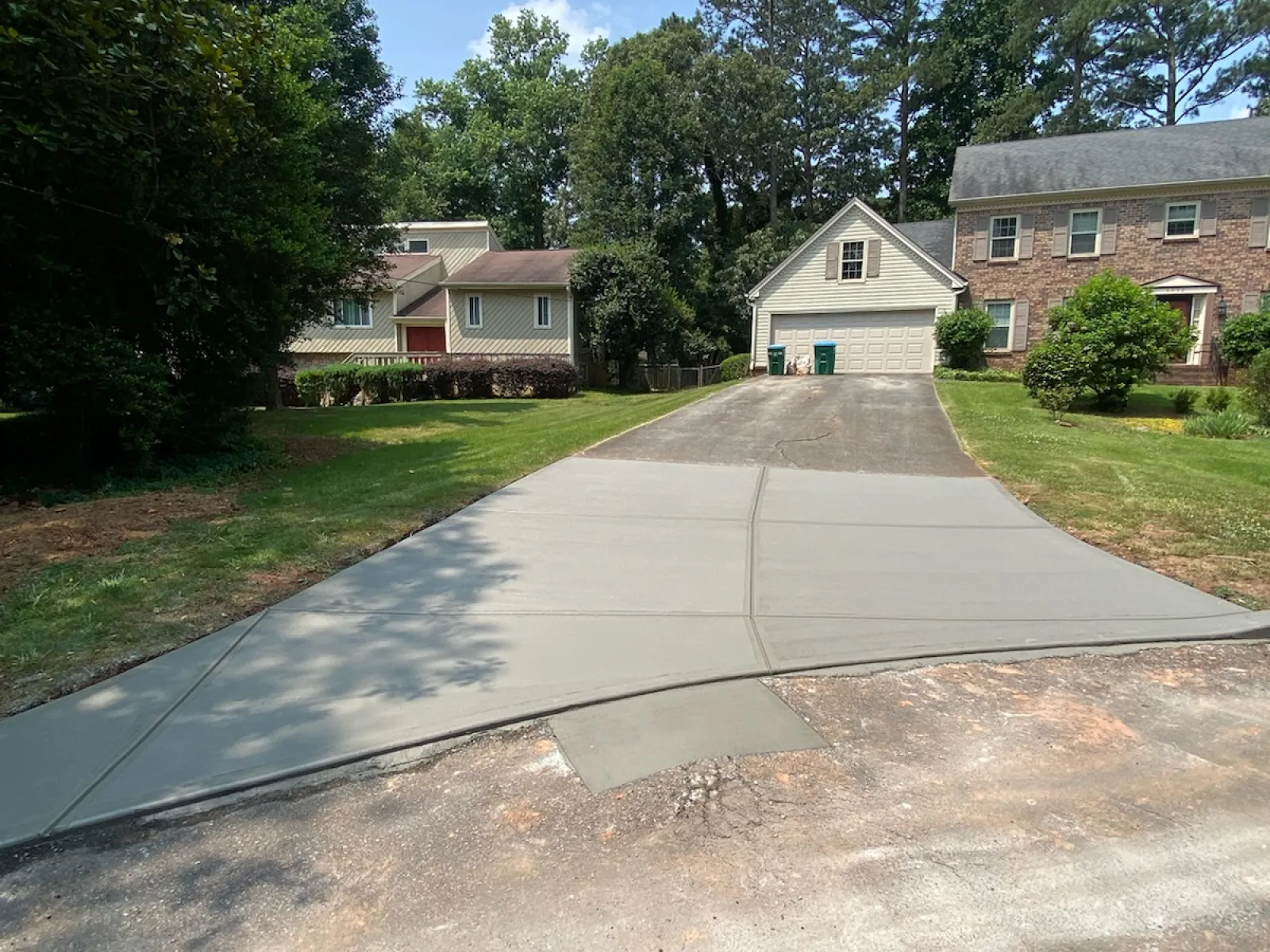 a driveway leading to a house