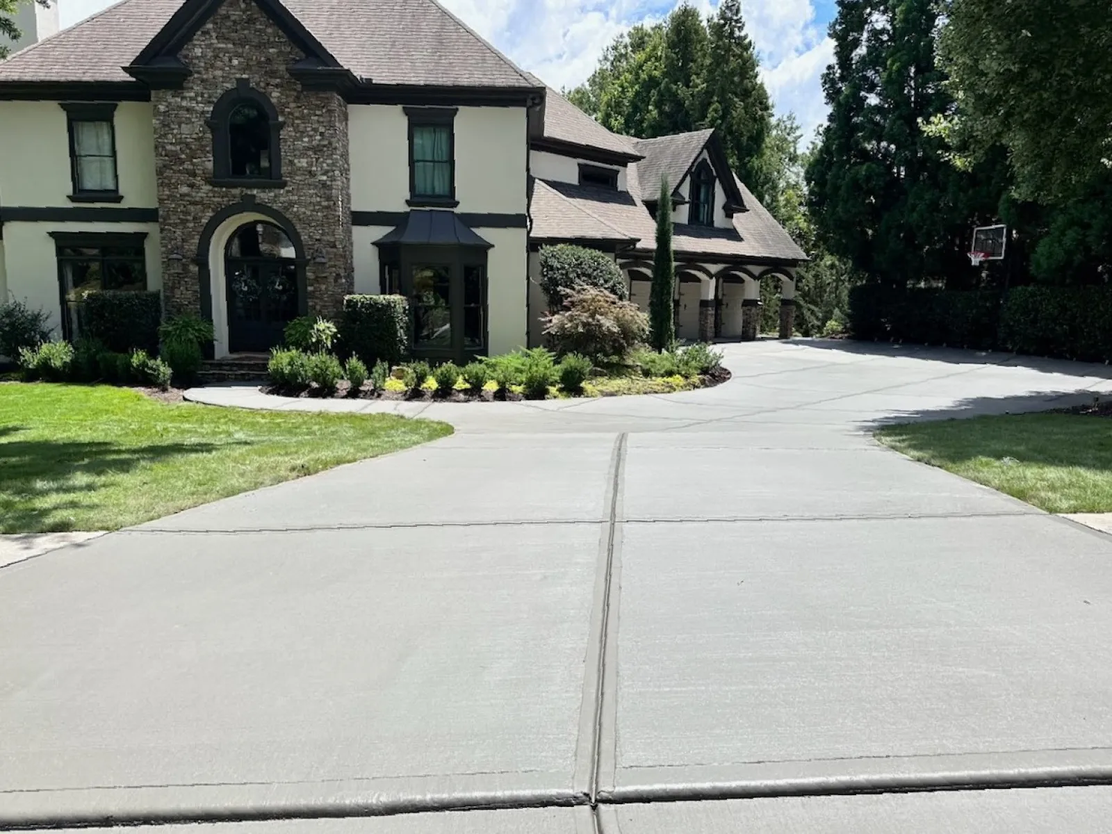 a driveway leading to a house