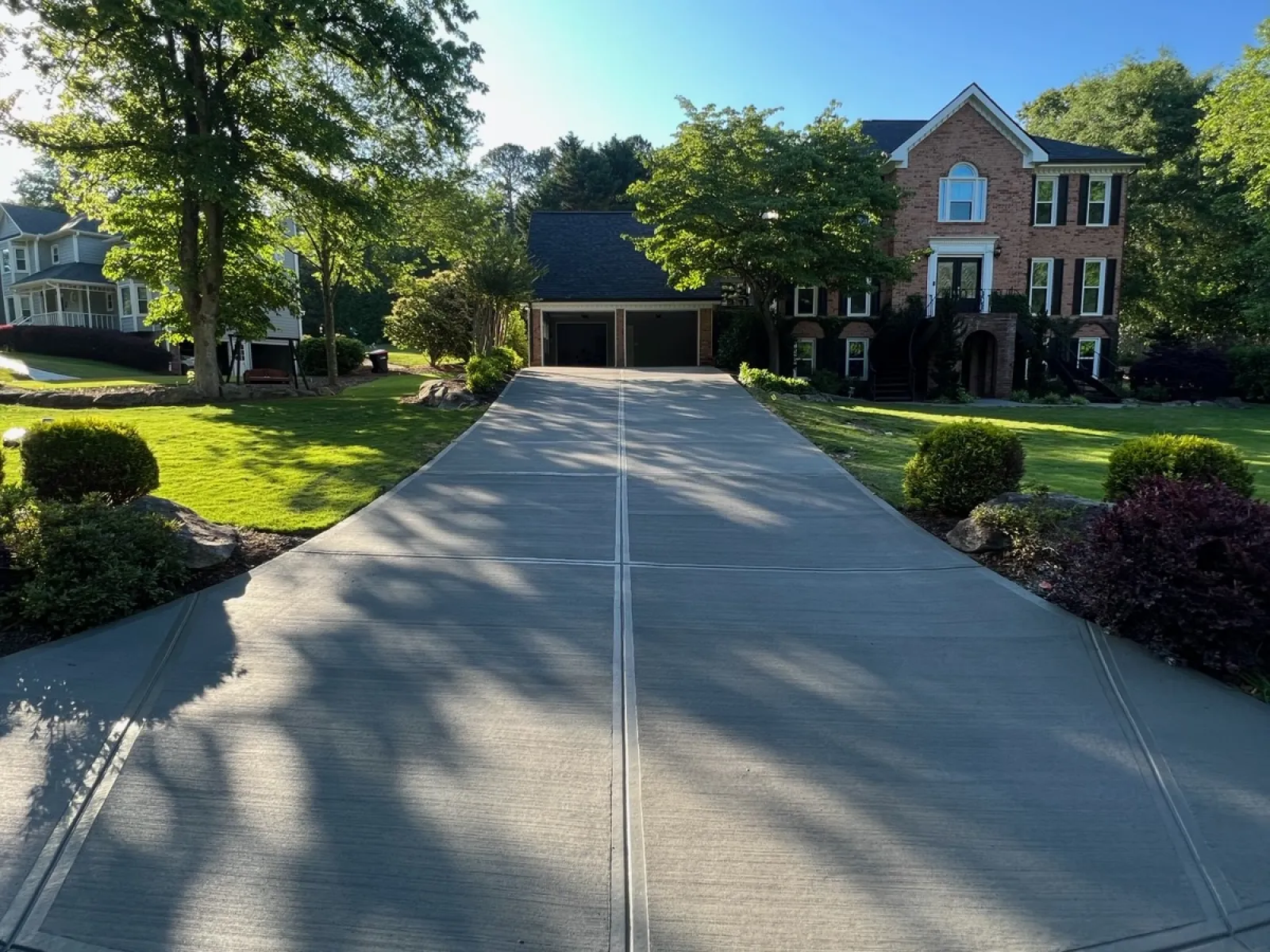 a driveway leading to a house