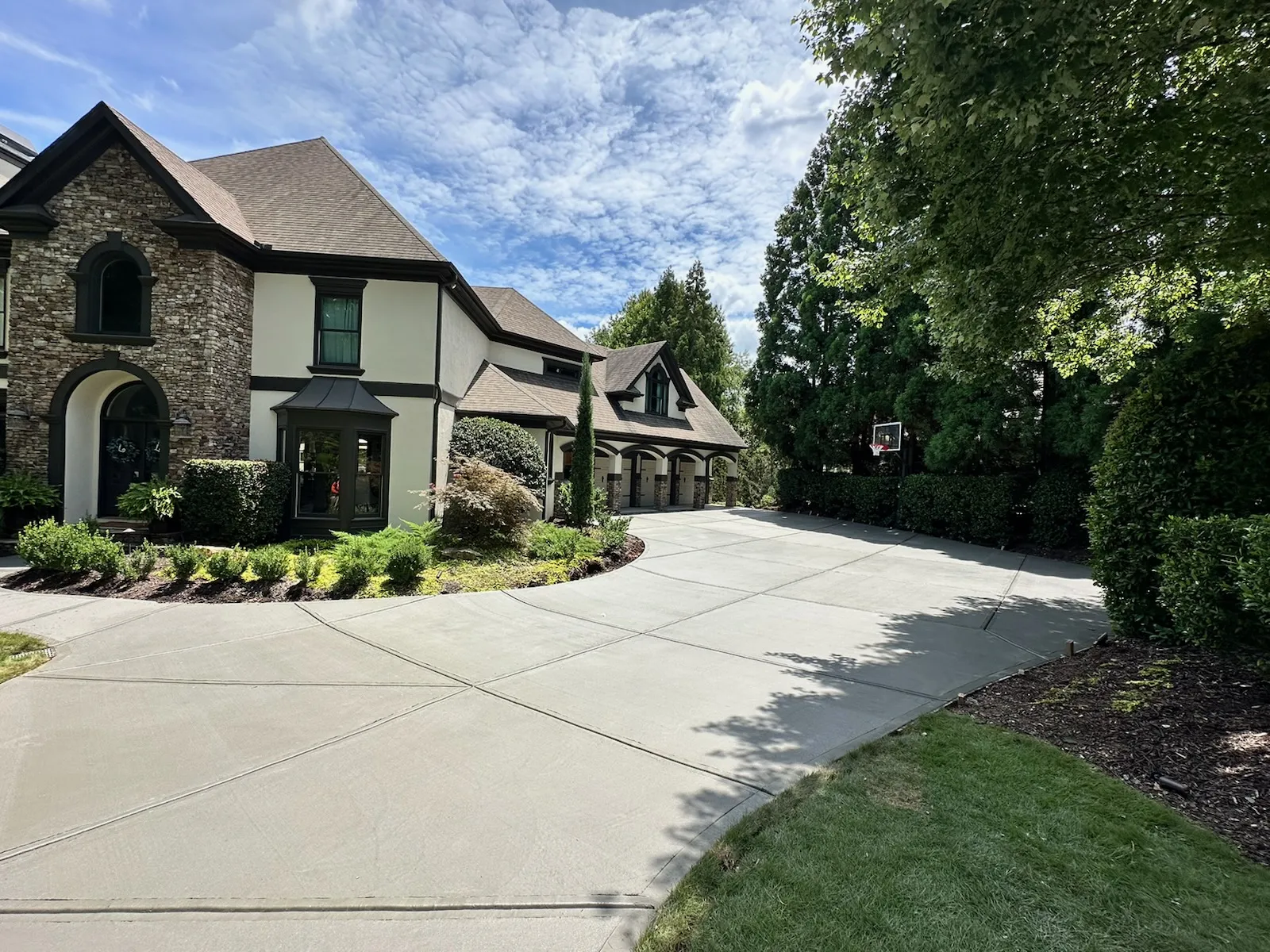 a driveway leading to a house