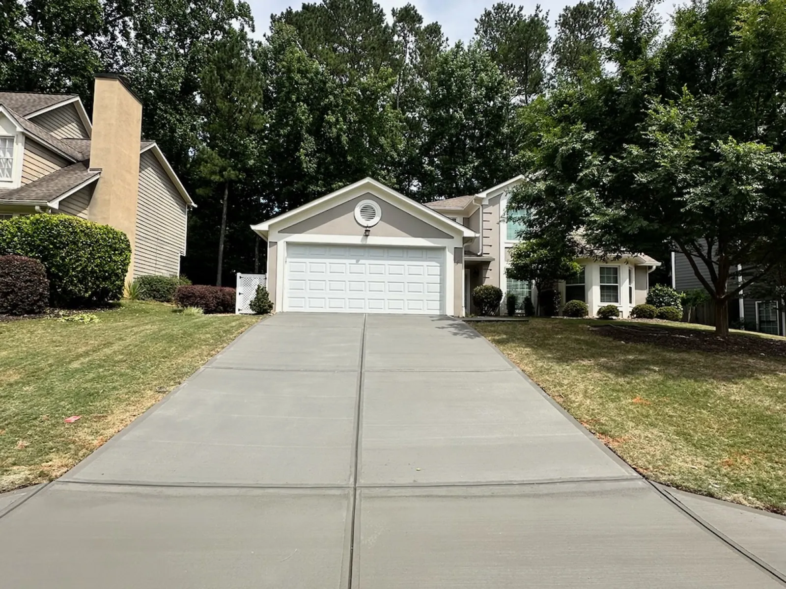 a driveway leading to a house