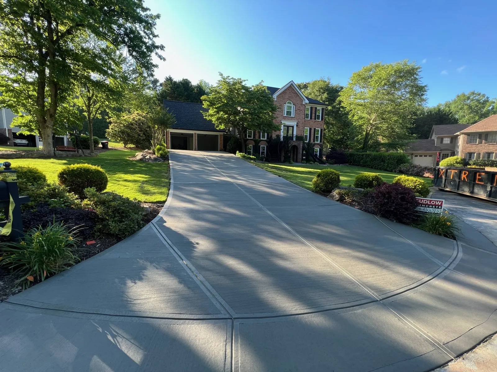a driveway leading to a house