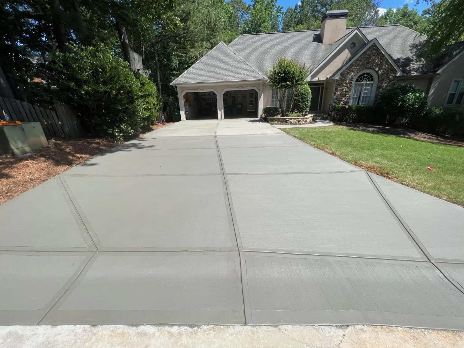 a driveway leading to a house