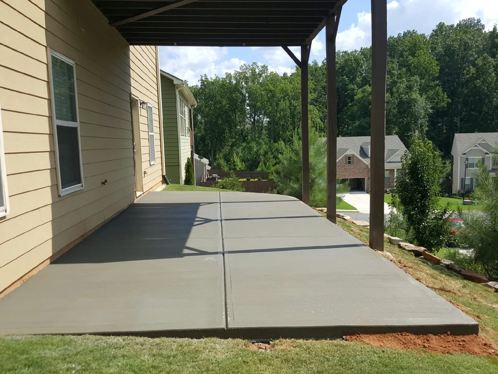 a driveway leading to a house