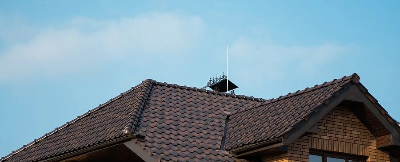 a roof with a antenna on top