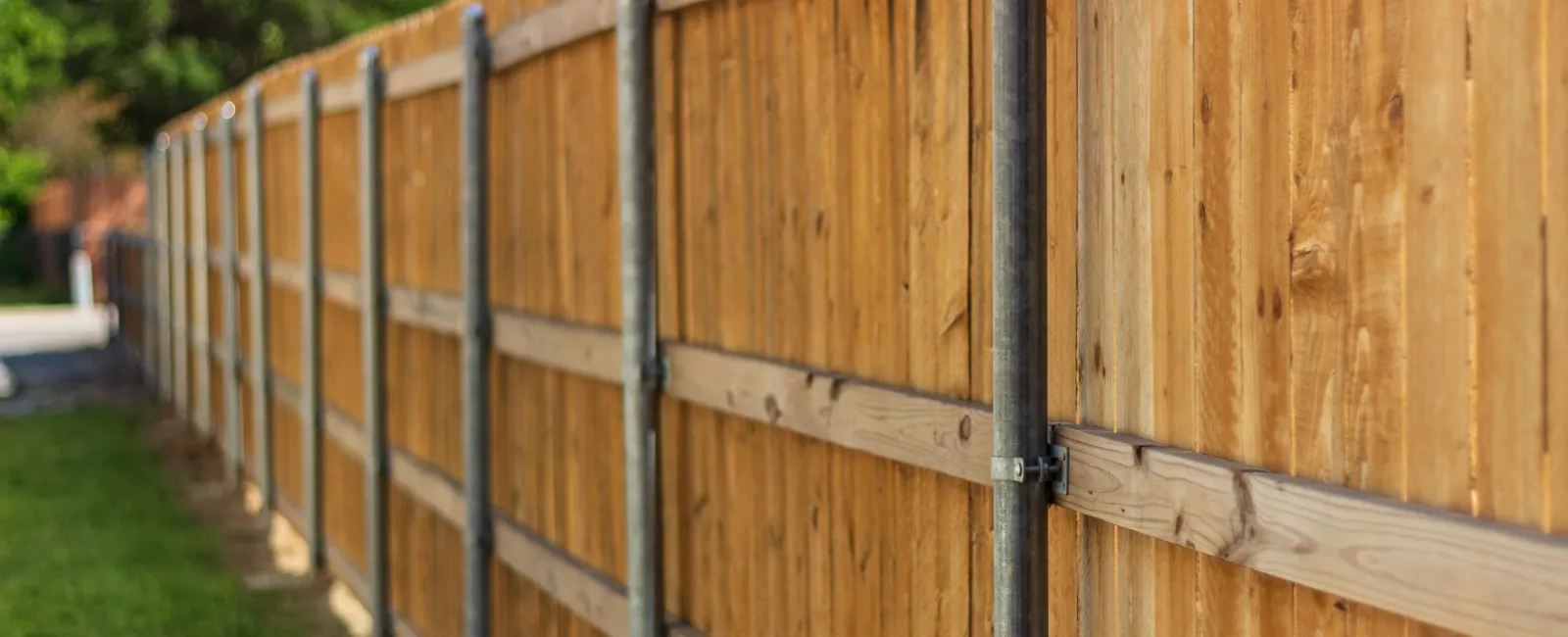 The Benefits of a Wood Fence with Metal Posts 