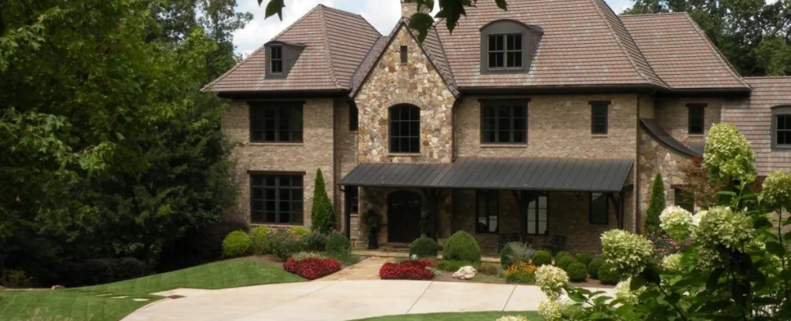 5 Tips to Complement Your Homes Exterior With Landscaping