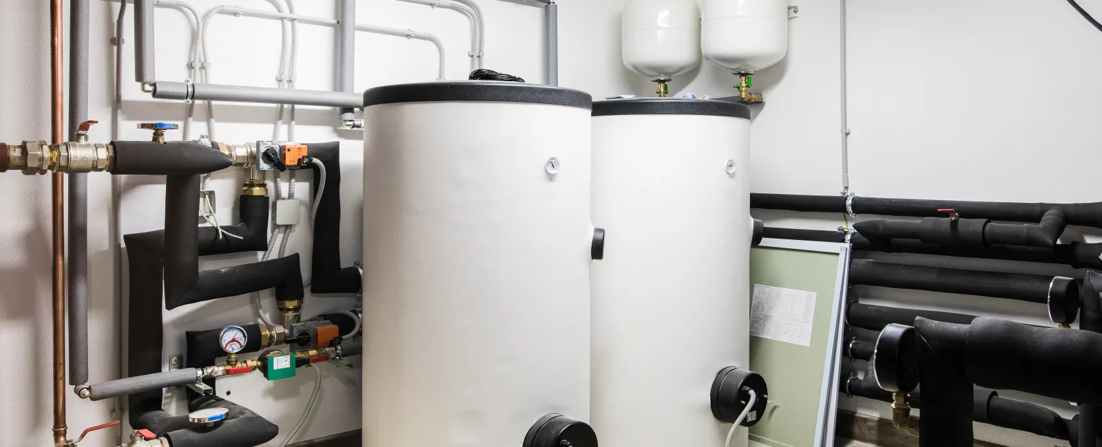 a room with several white tanks
