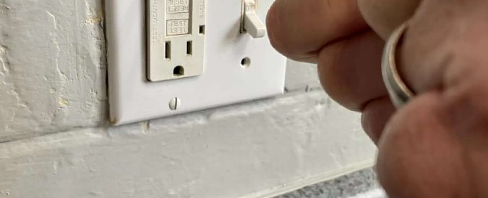 Checklist for New Homeowners to Inspect Outlets & Breakers