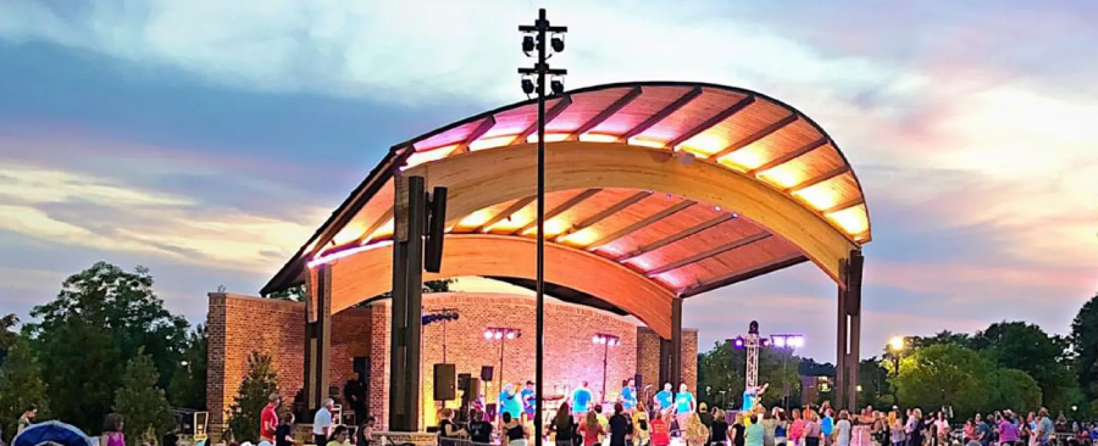 a large crowd of people outside a building