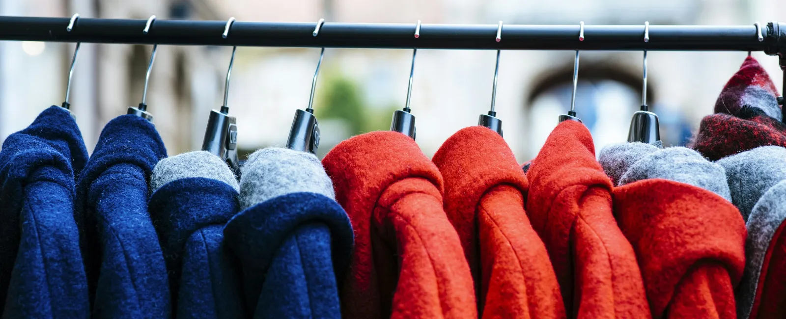 a row of blue and red clothes on a swinger