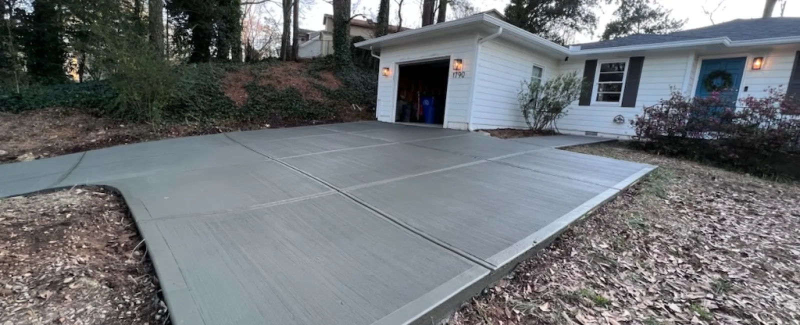 a driveway leading to a house