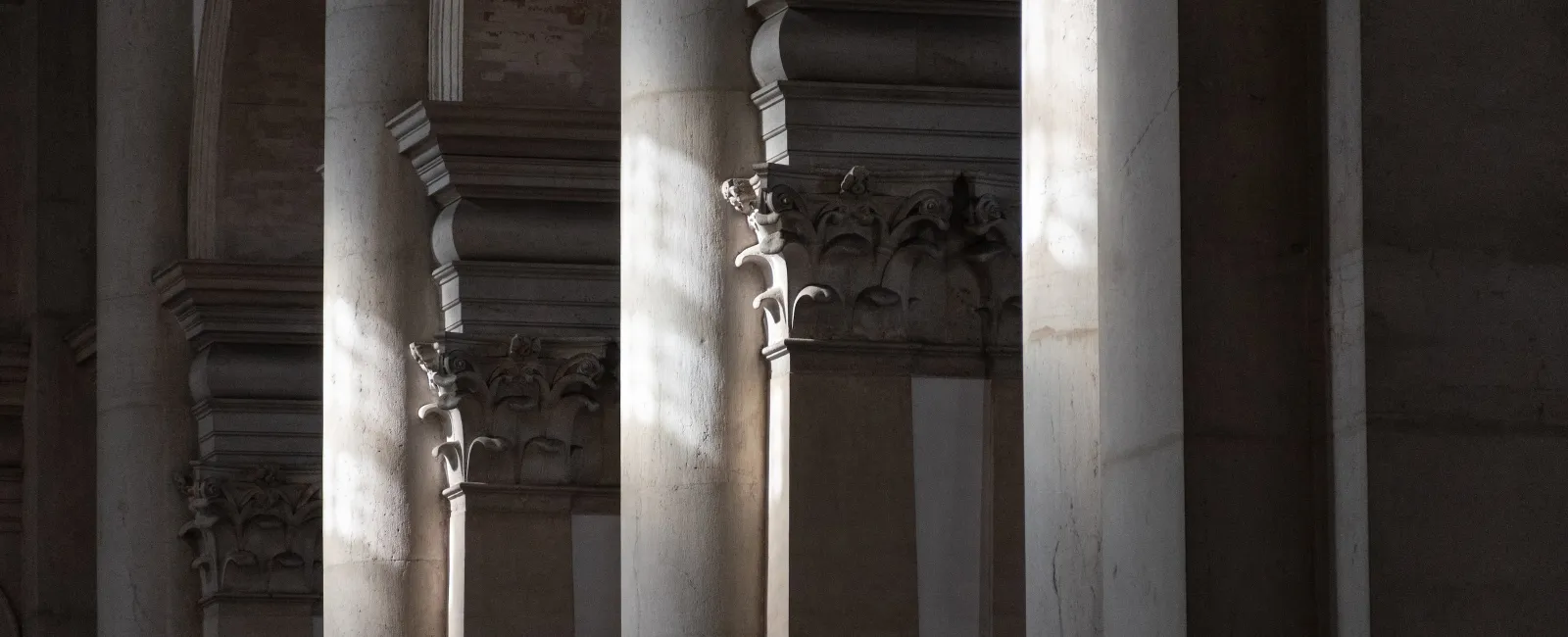 a building with pillars