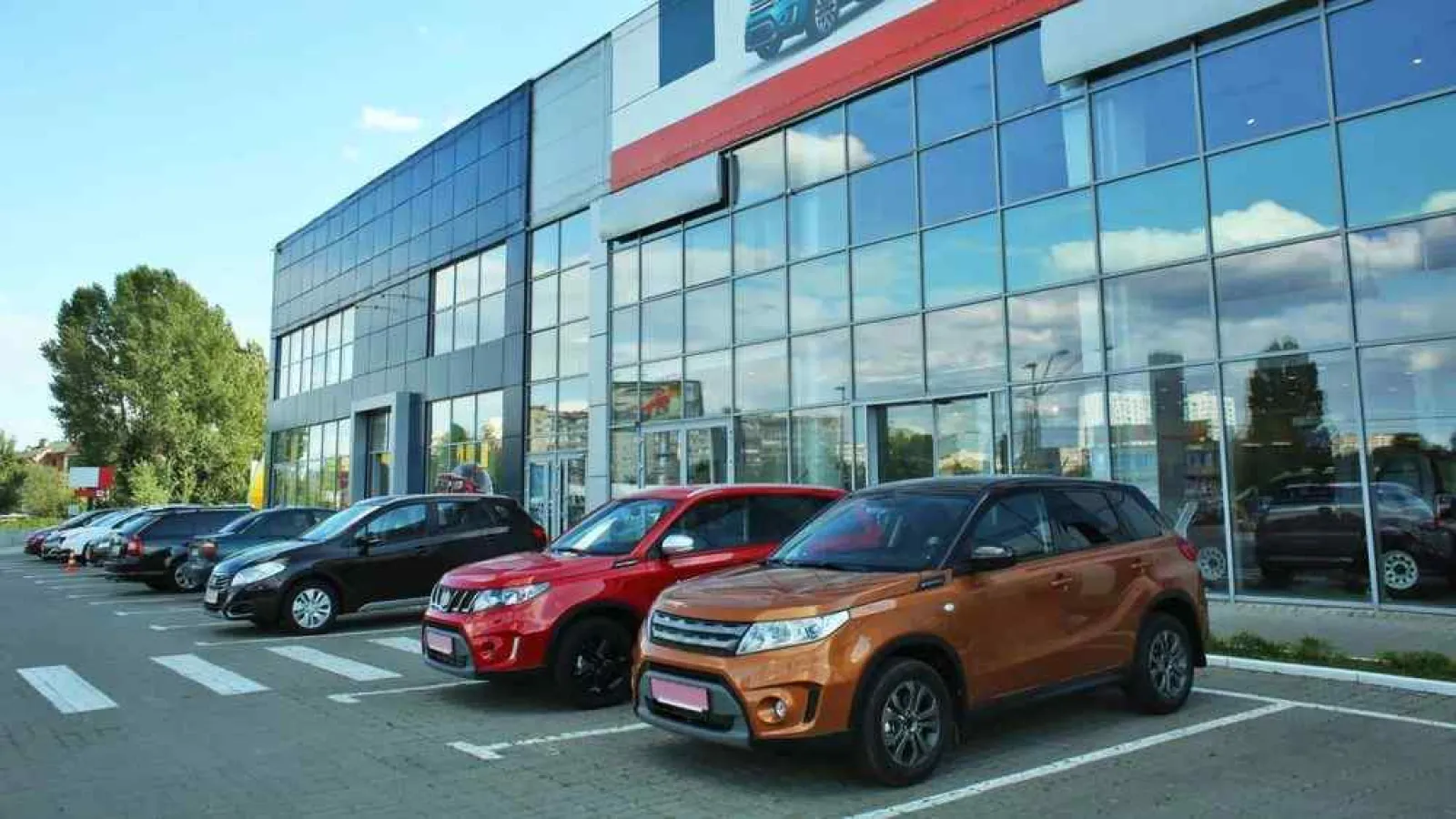 a group of cars parked outside a building