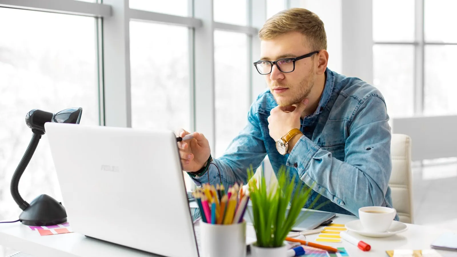 A man reviewing Printing Specifications on a Computer