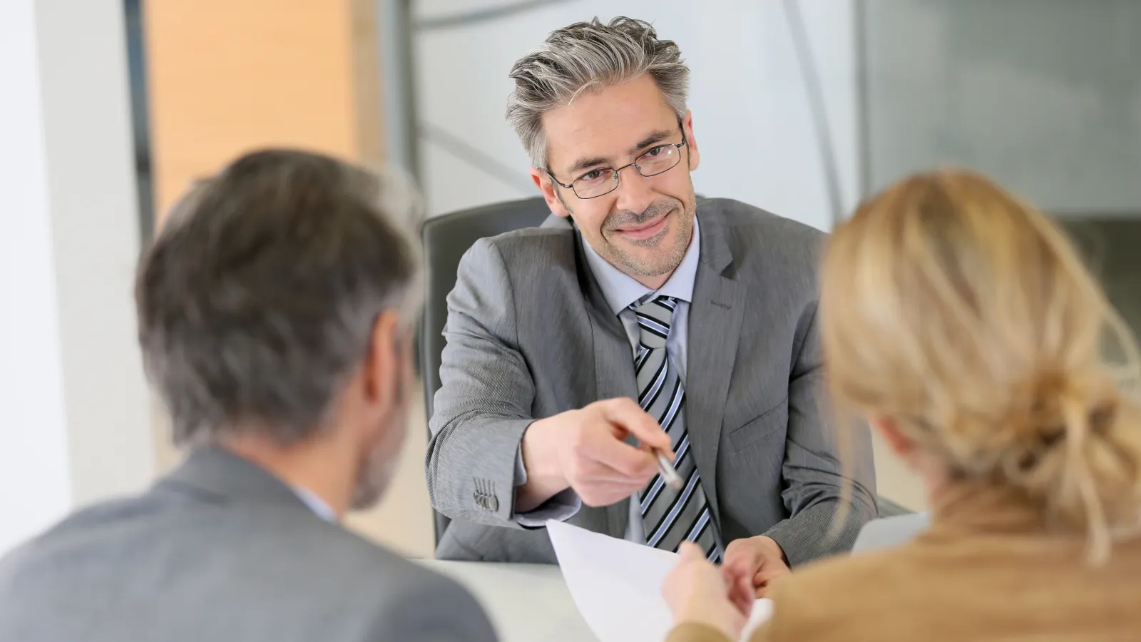 How do I choose the best divorce lawyer for my case?