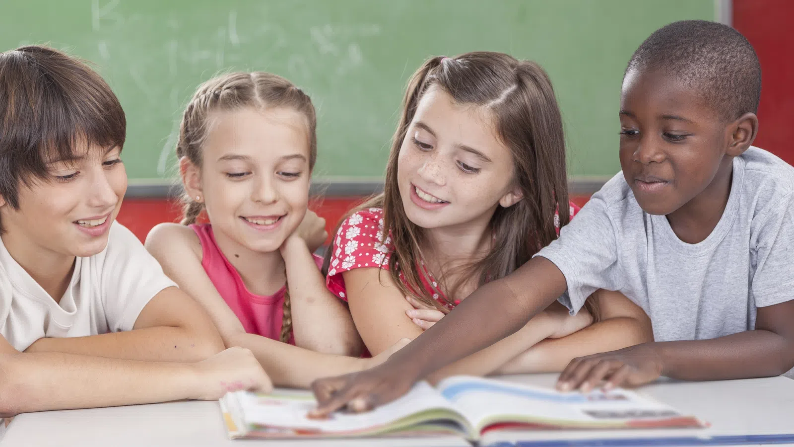 A group of kids working together as a group.