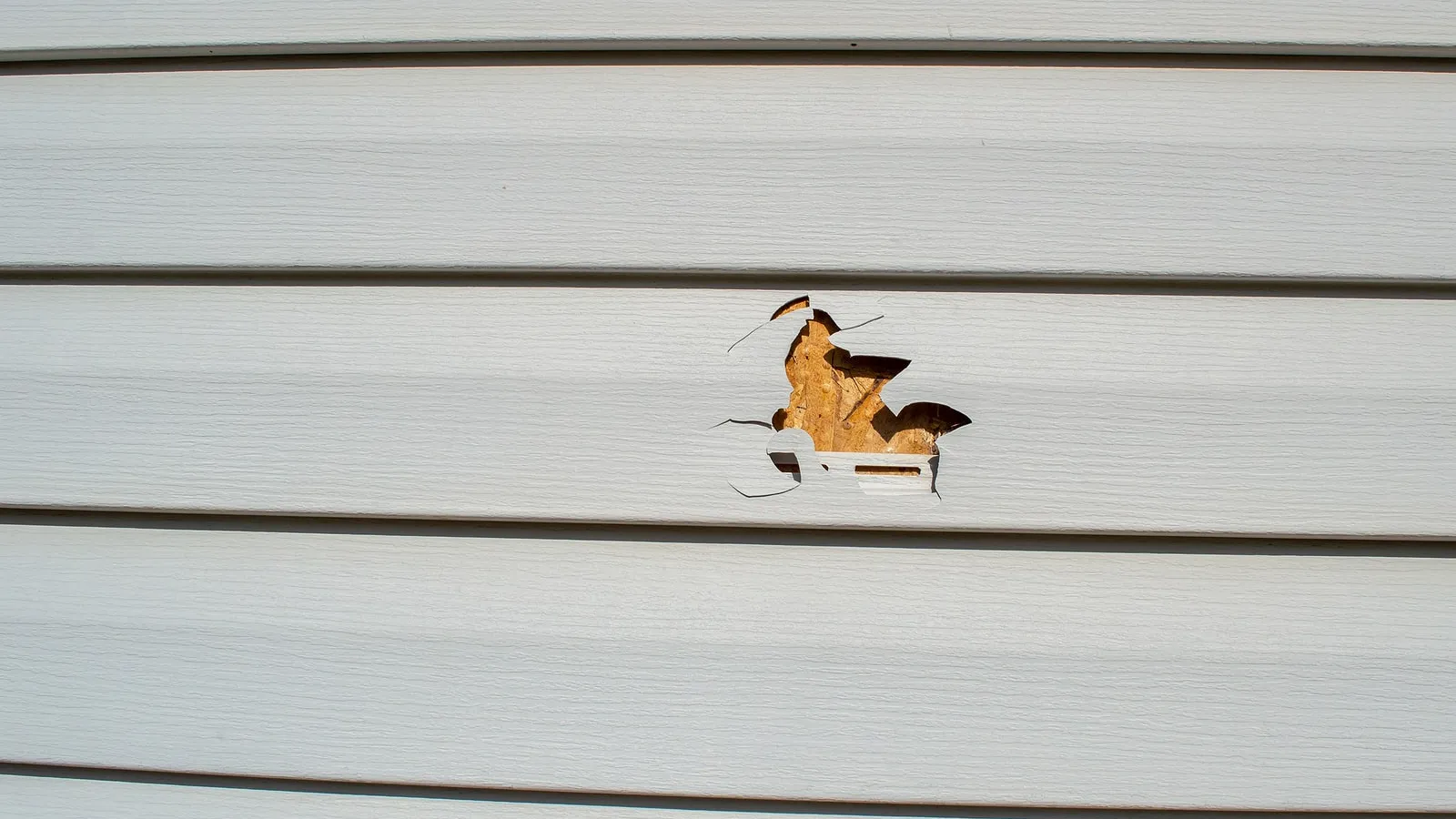 A cracked siding that need siding repair in alpharetta ga