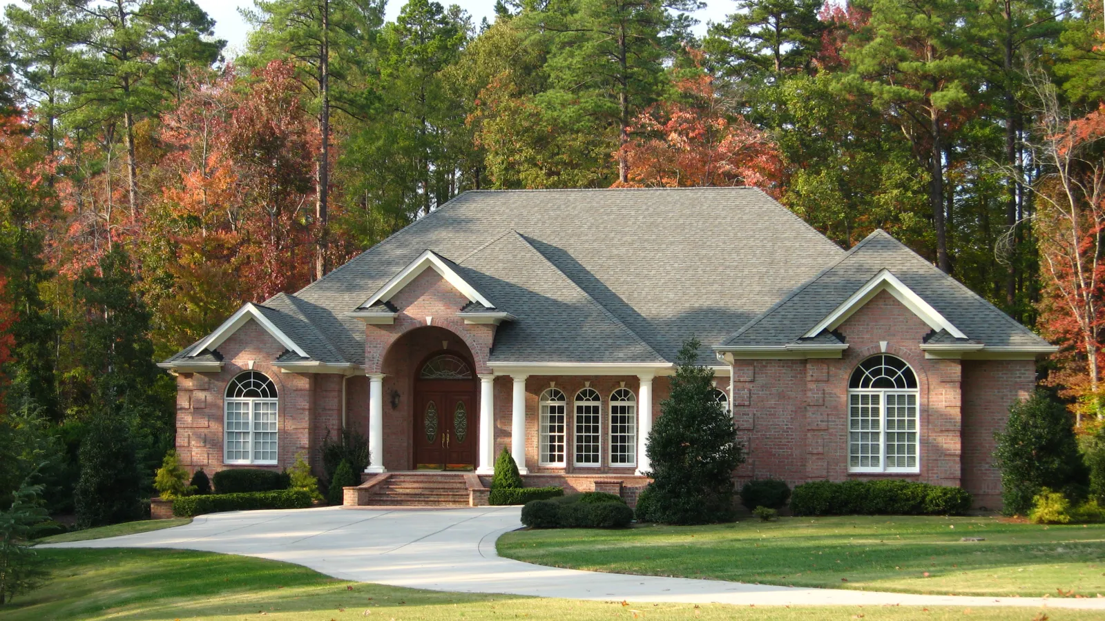 A house with a brand new roof installed by Northpoint Roofing