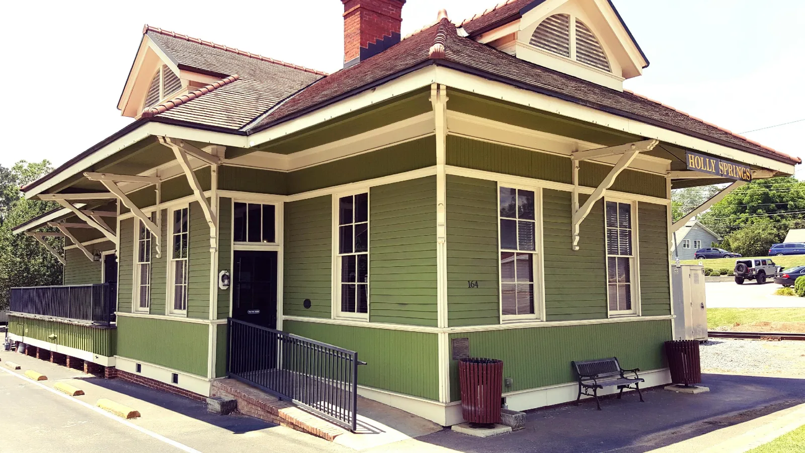 a green and white house in Woodstokck