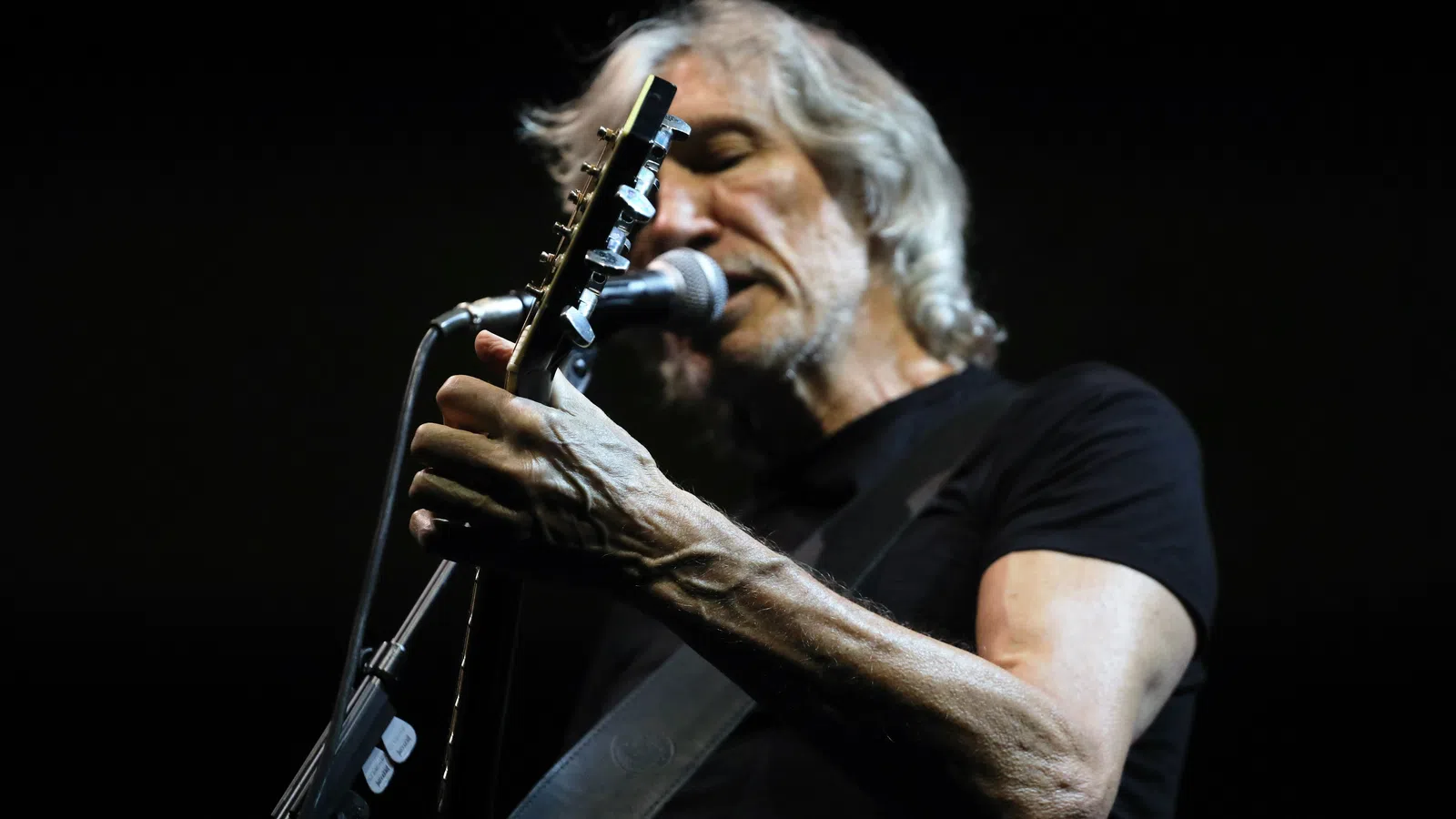 Roger Waters Lights Up The Smoothie King Center