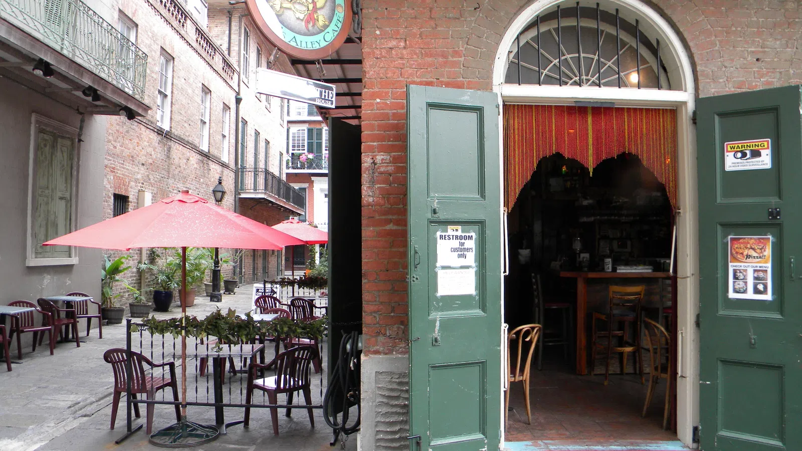 Pirate?s Alley Caf? Will No Longer Close Down After Approved to Operate as a Bar