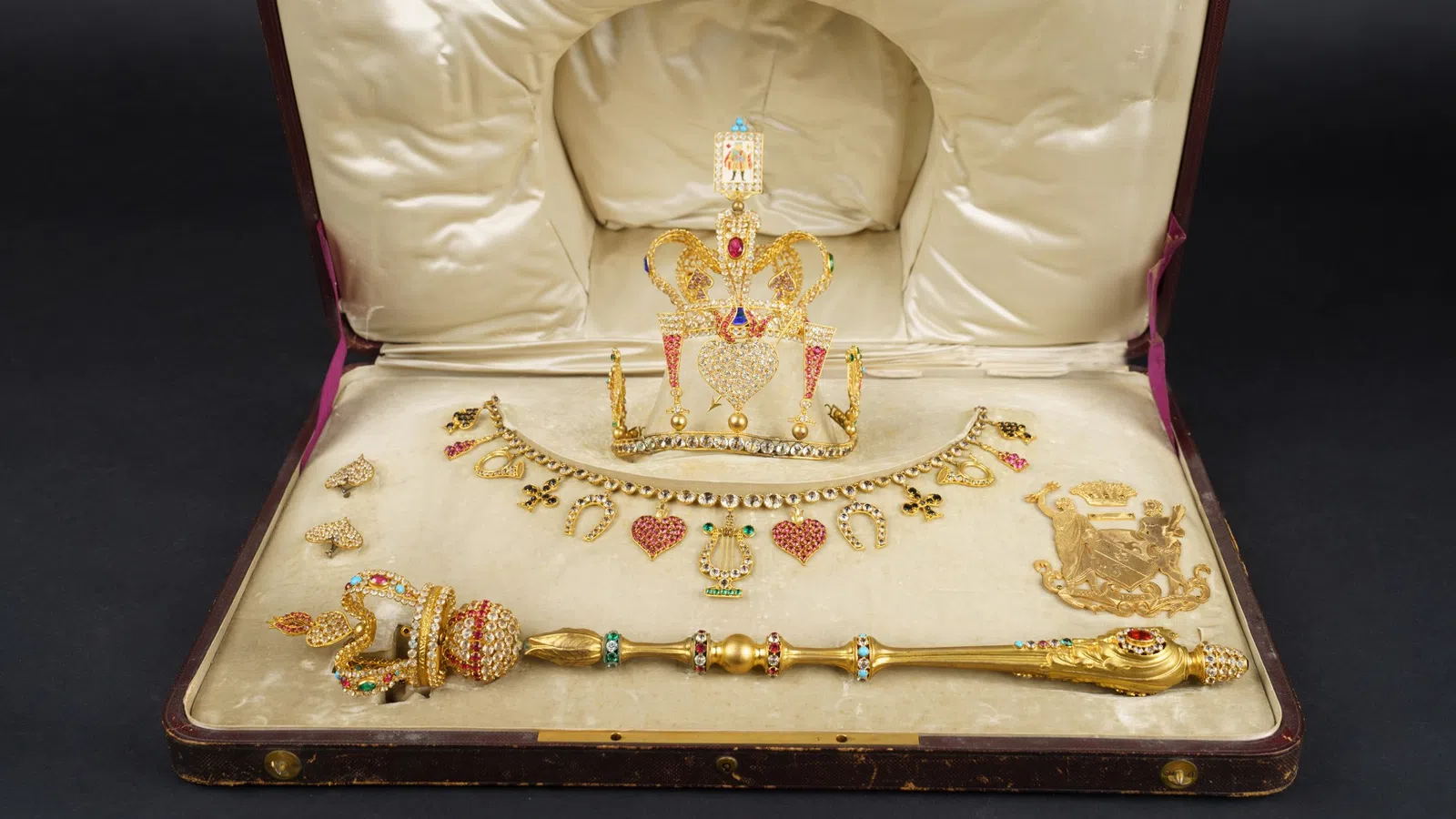 a gold and gold cake