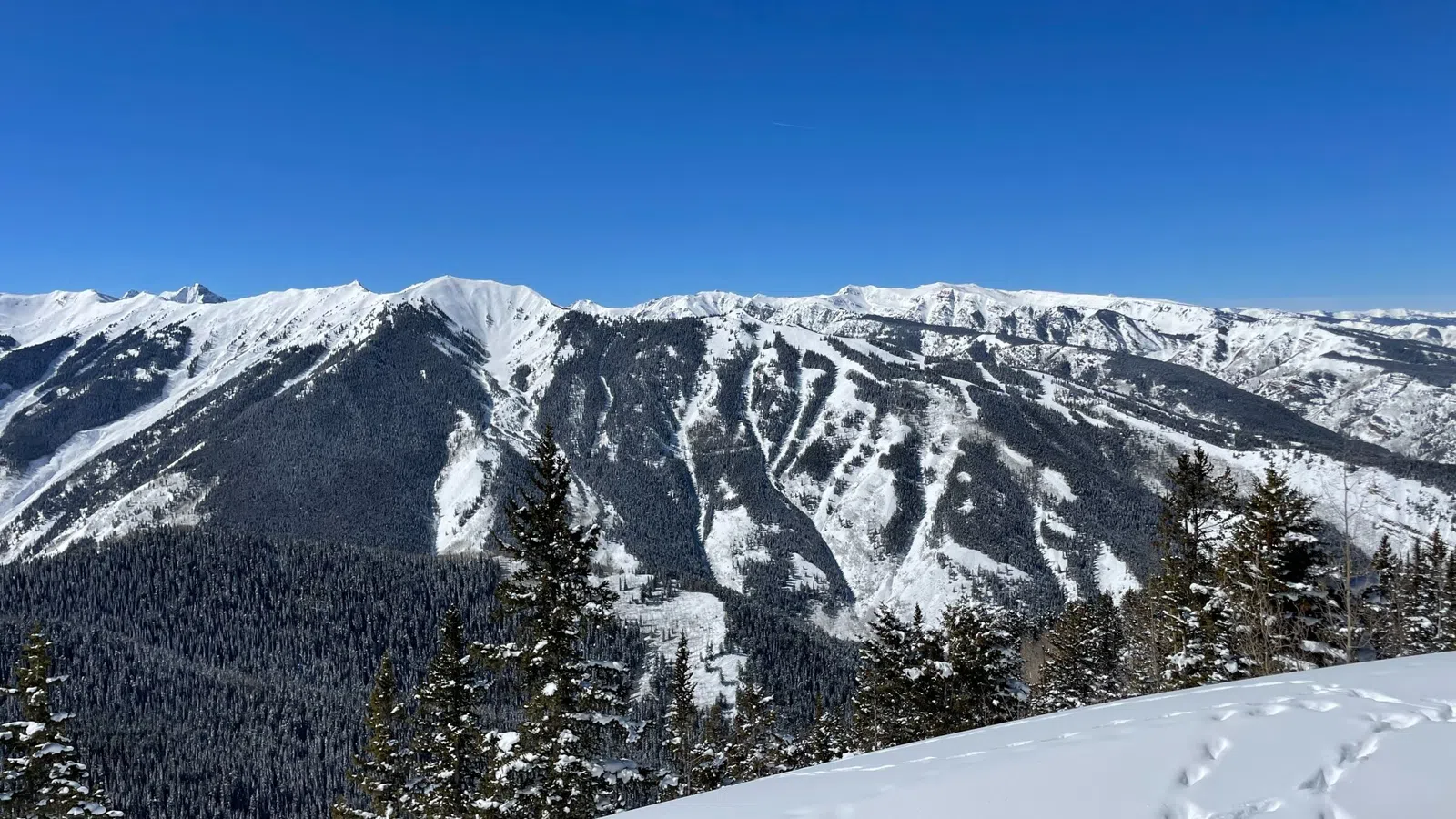 a snowy mountain range