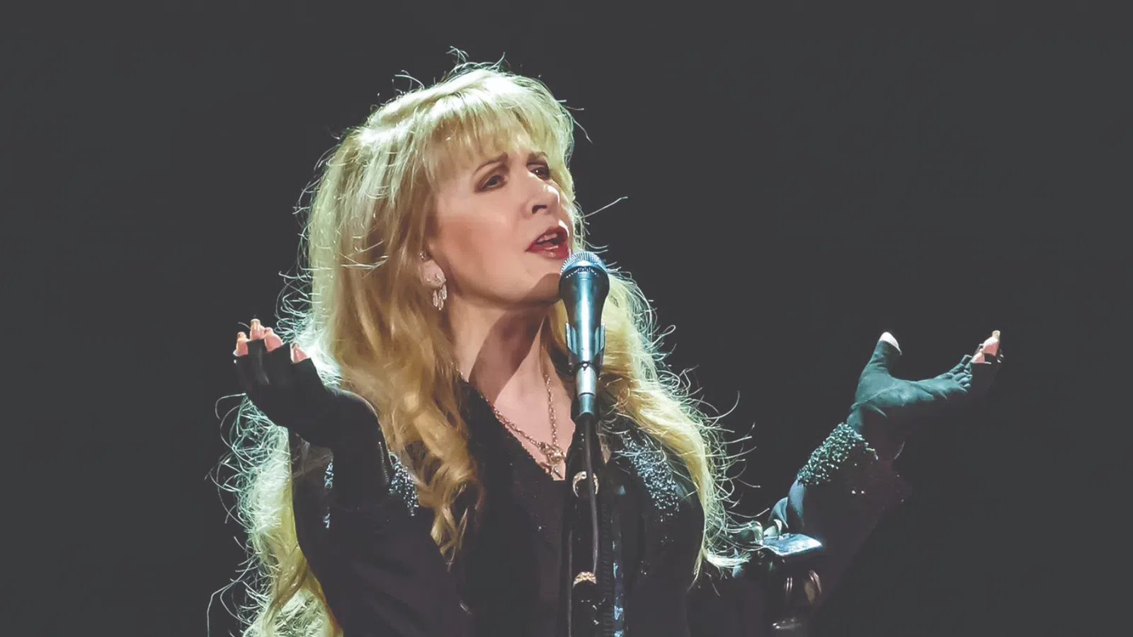 Stevie Nicks singing into a microphone