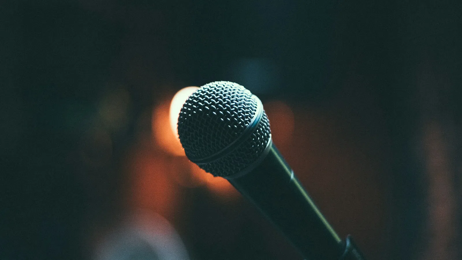 a microphone with a bright light